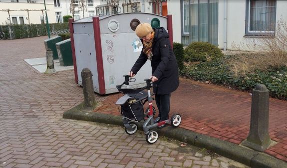 Ouderen met rolator in de knel.jpg